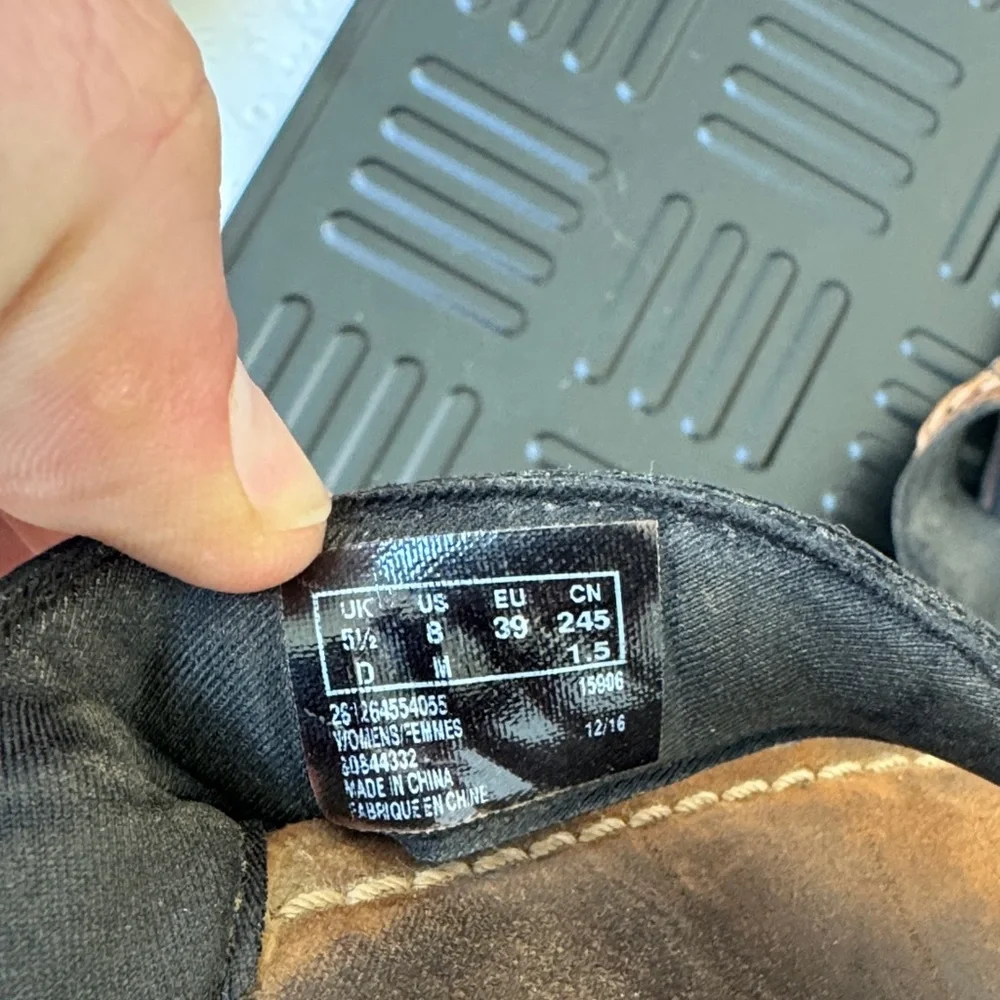 Clarks Tan and Black Woman’s  Flip-Flops - Picture 7 of 7